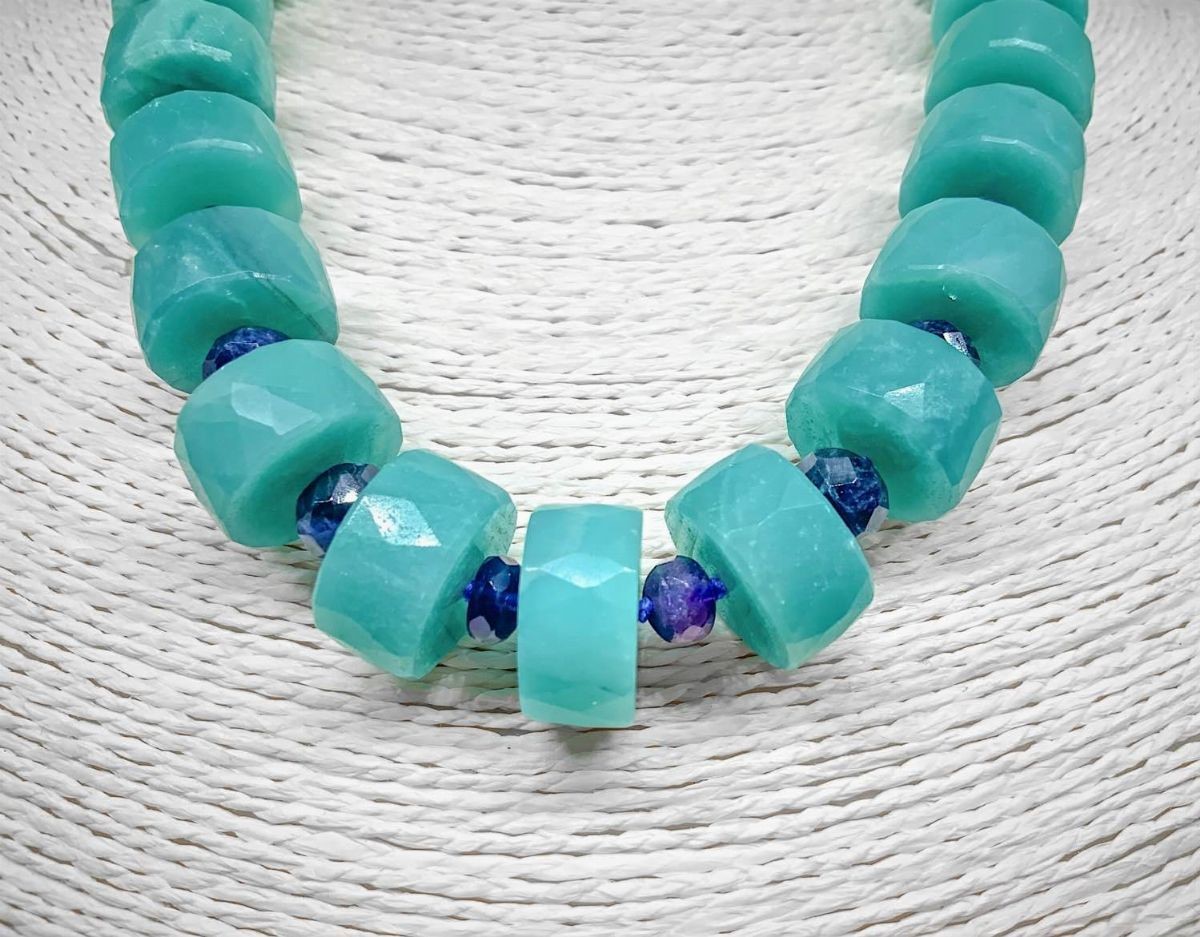 Collana a girocollo con rondelle di amazzonite azzurra intermezzate da piccole rondelle di ametis...