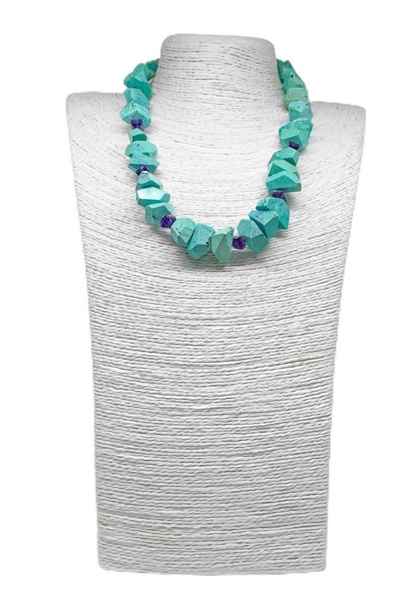 Collana a girocollo con turchese sfaccettato intramezzato da elementi sfaccettati di ametista con chiusura in argento