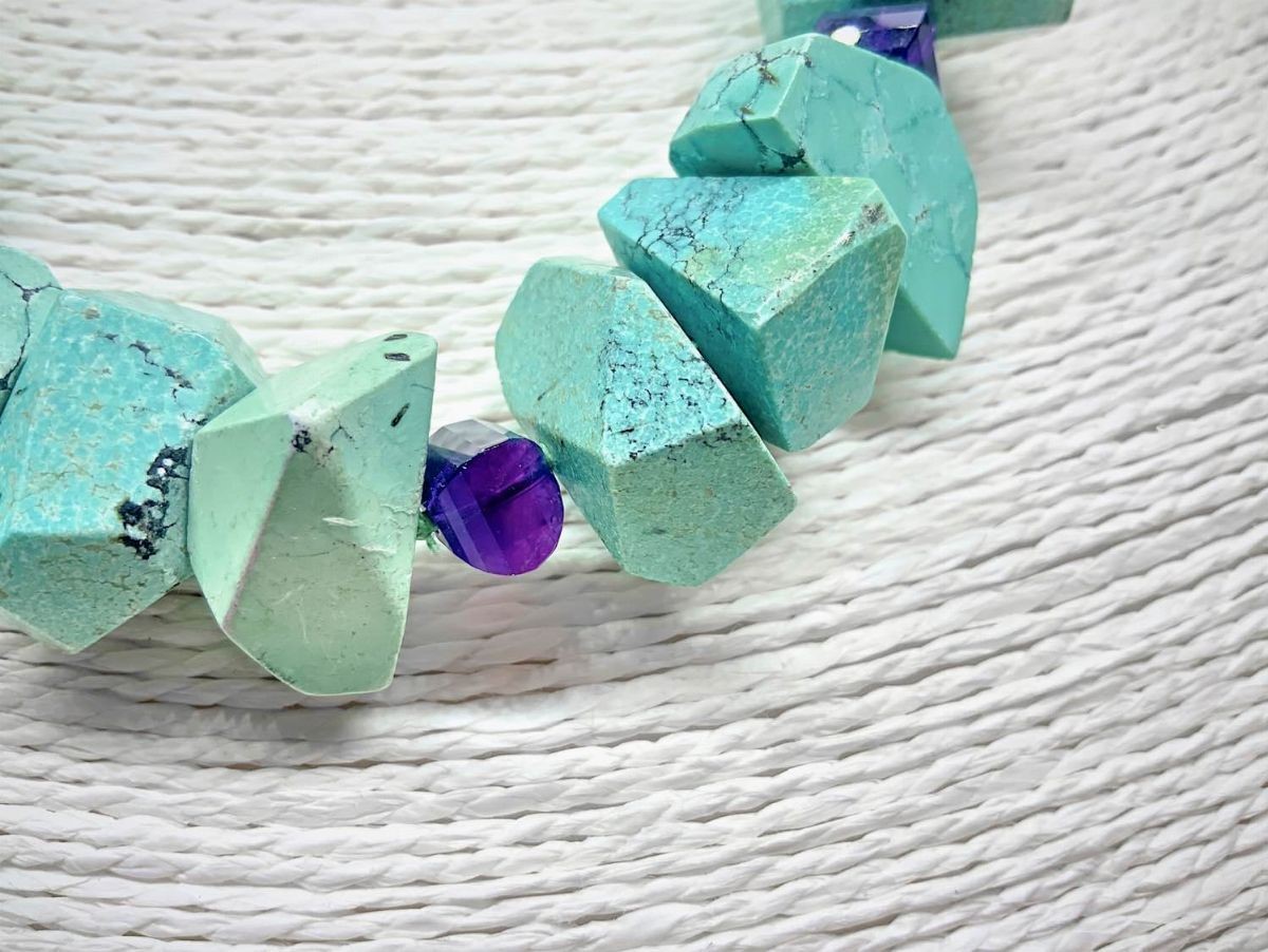 Collana a girocollo con turchese sfaccettato intramezzato da elementi sfaccettati di ametista con...