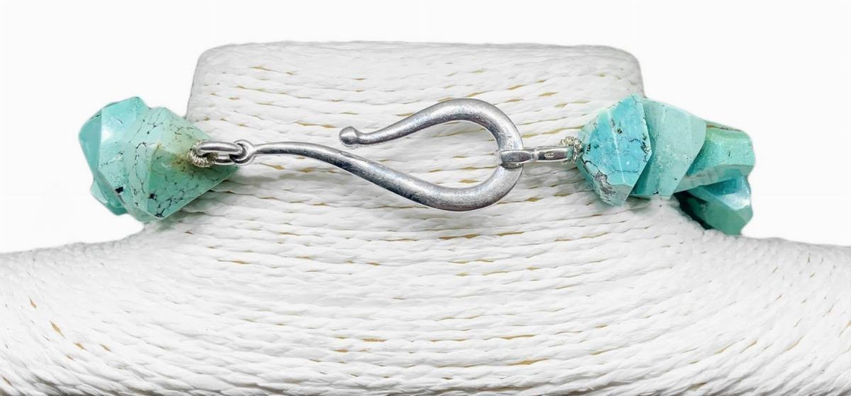 Collana a girocollo con turchese sfaccettato intramezzato da elementi sfaccettati di ametista con...