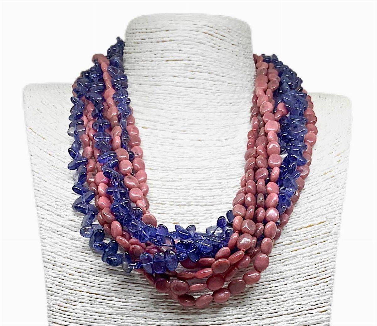 Collana a più fili composta da 5 fili di rodonite ovalino e 3 fili di iolite ovalino