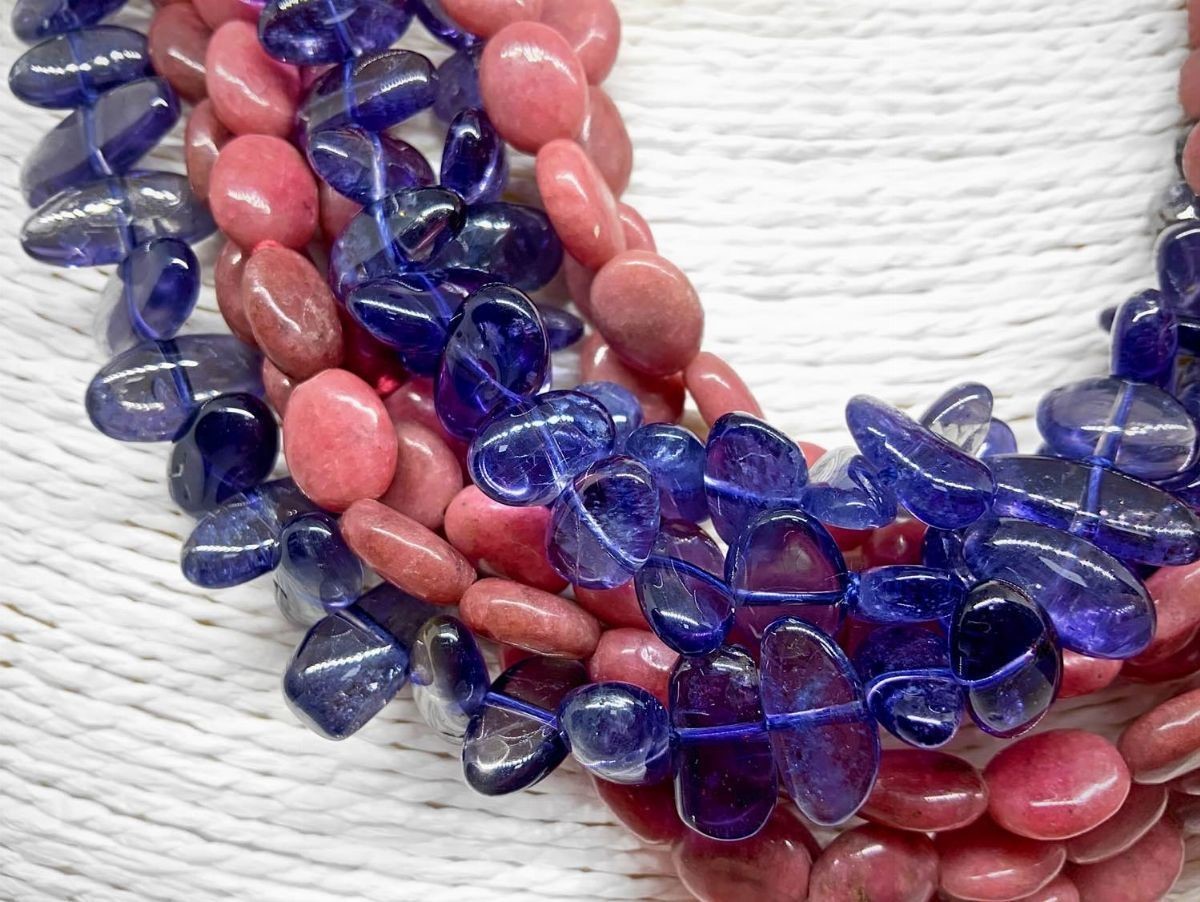 Collana a più fili composta da 5 fili di rodonite ovalino e 3 fili di iolite ovalino
