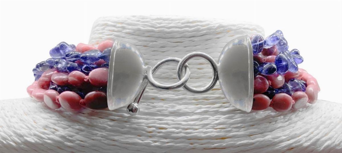 Collana a più fili composta da 5 fili di rodonite ovalino e 3 fili di iolite ovalino