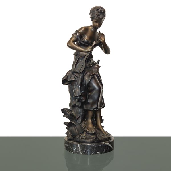 Auguste  Moreau - Donna con mandolino, scultura in bronzo con base in marmo grigio bardiglio
