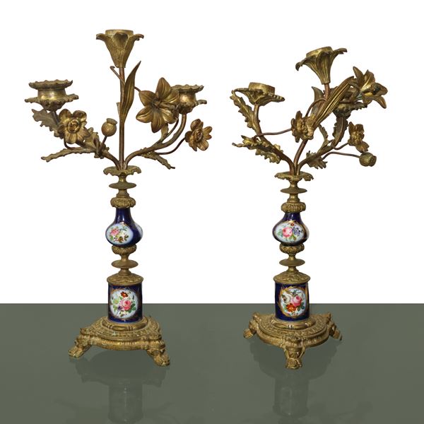 Coppia di candelieri a 3 luci in metallo dorato e porcellana di Sevres