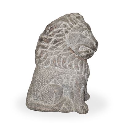 Leone in pietra lavica, h cm 38, base cm 23x13
