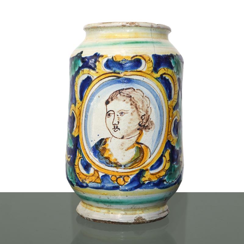 Albarello in maiolica di Caltagirone con medaglione sul fronte