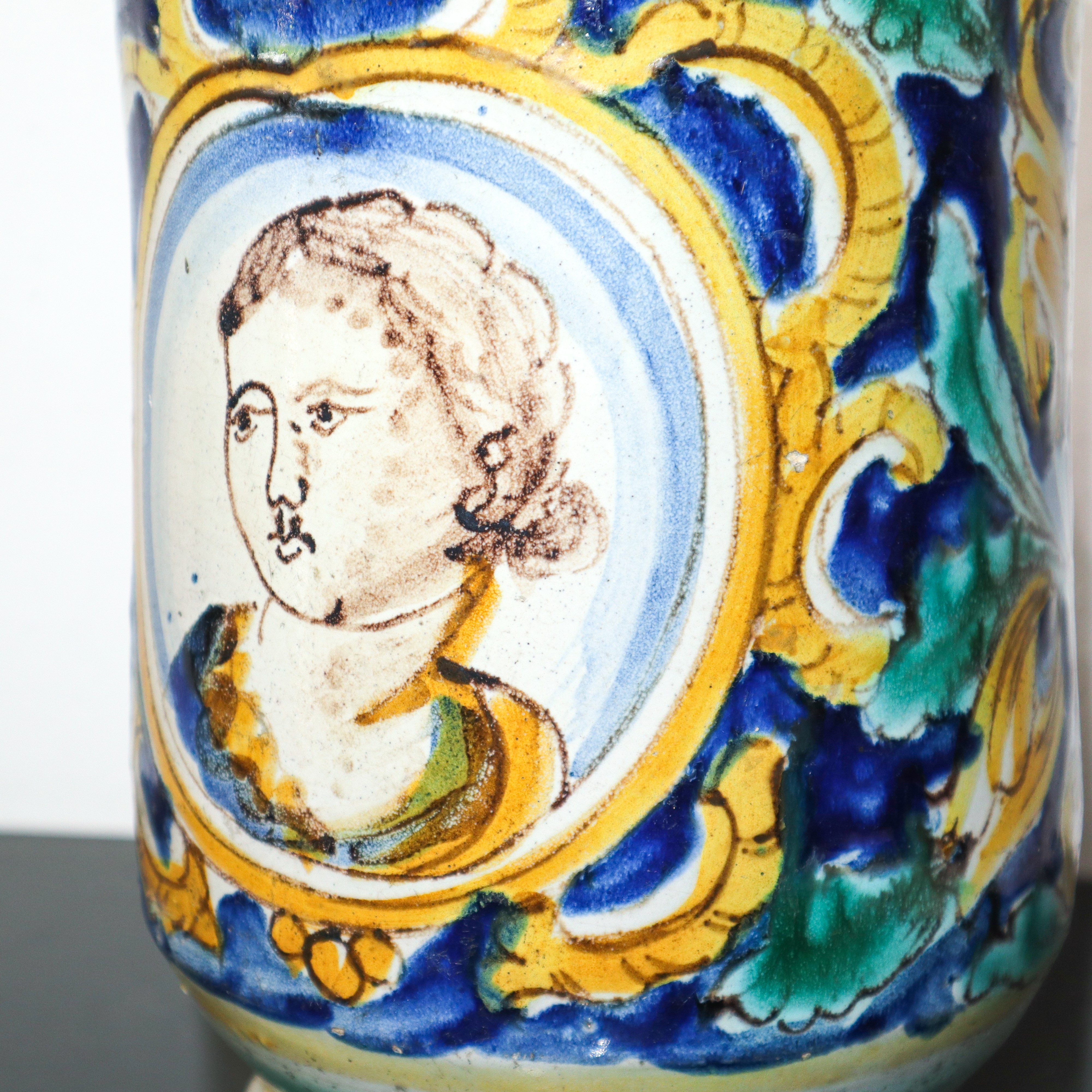 Albarello in maiolica di Caltagirone con medaglione sul fronte
