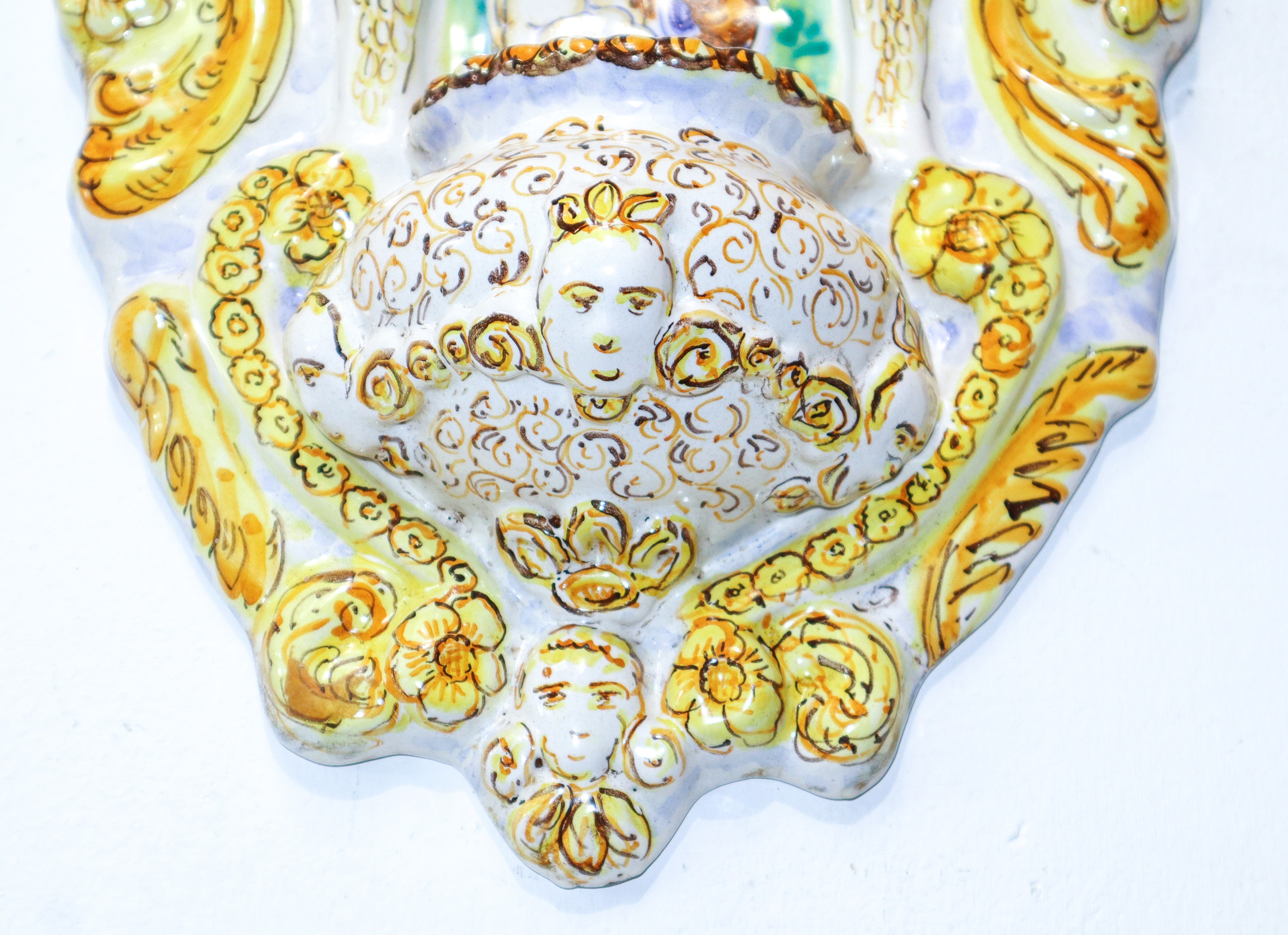 Acquasantiera in maiolica Castelli