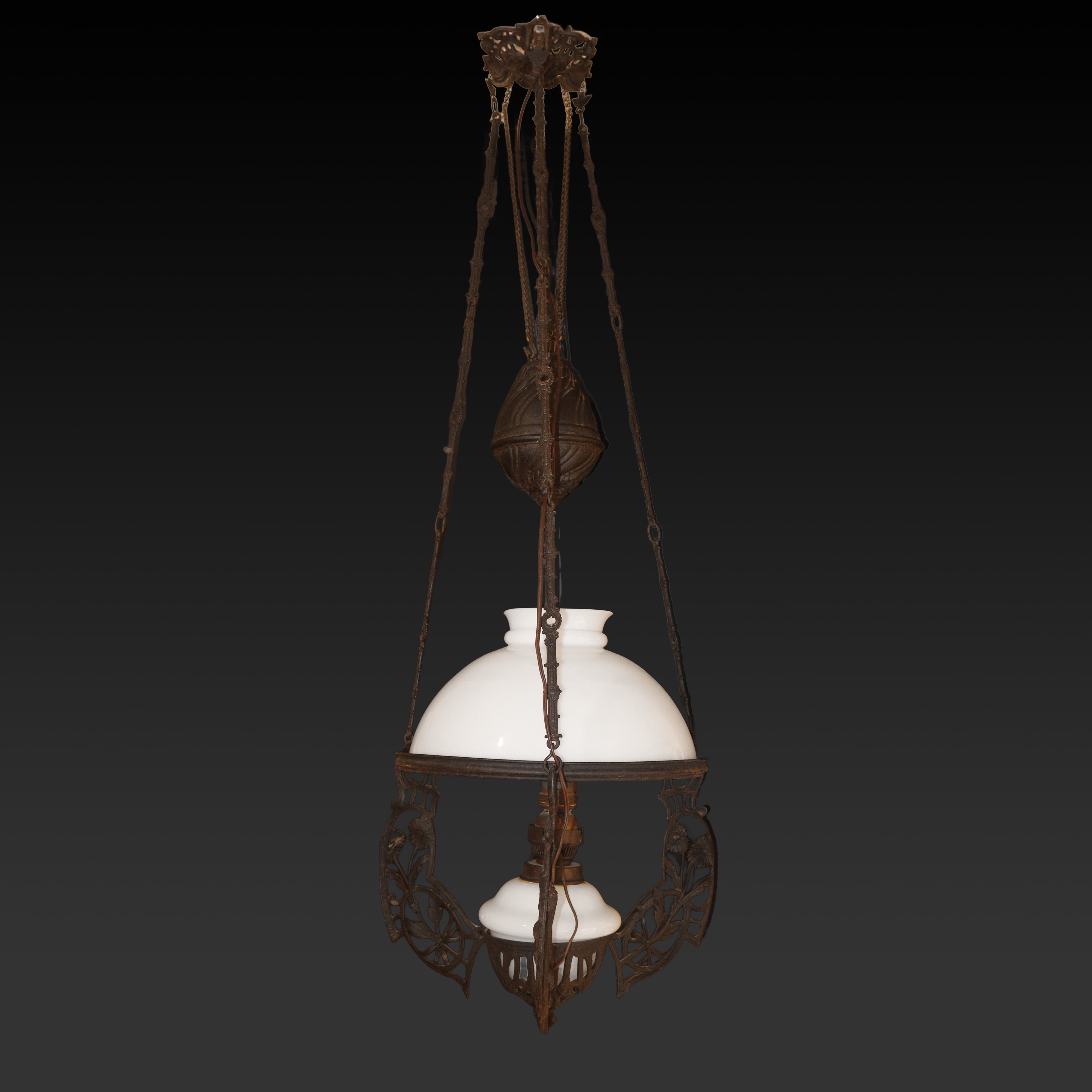 Lampadario sali e scendi in opaline bianca con serbatoio a petrolio