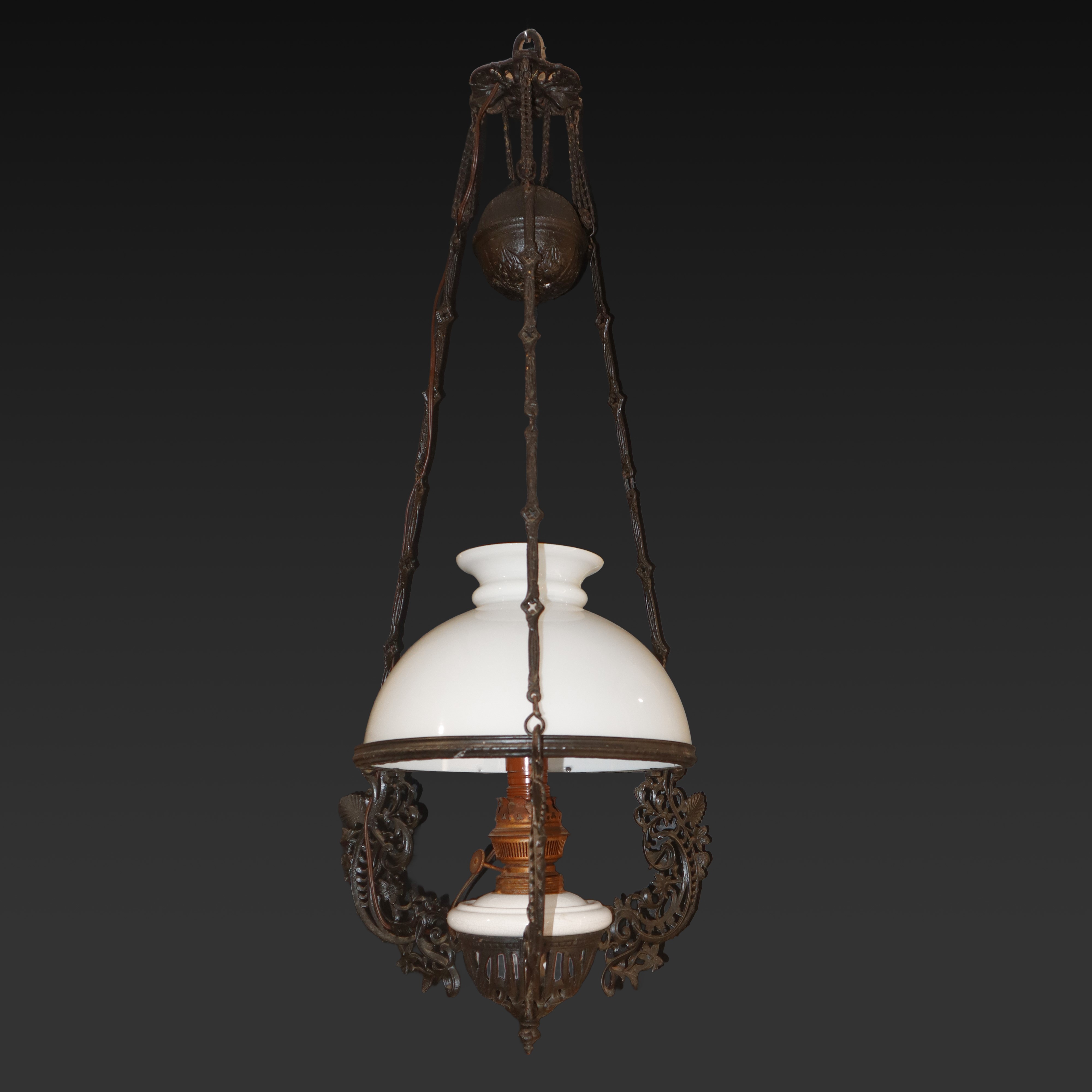 Lampadario sali e scendi in opaline bianca con serbatoio a petrolio
