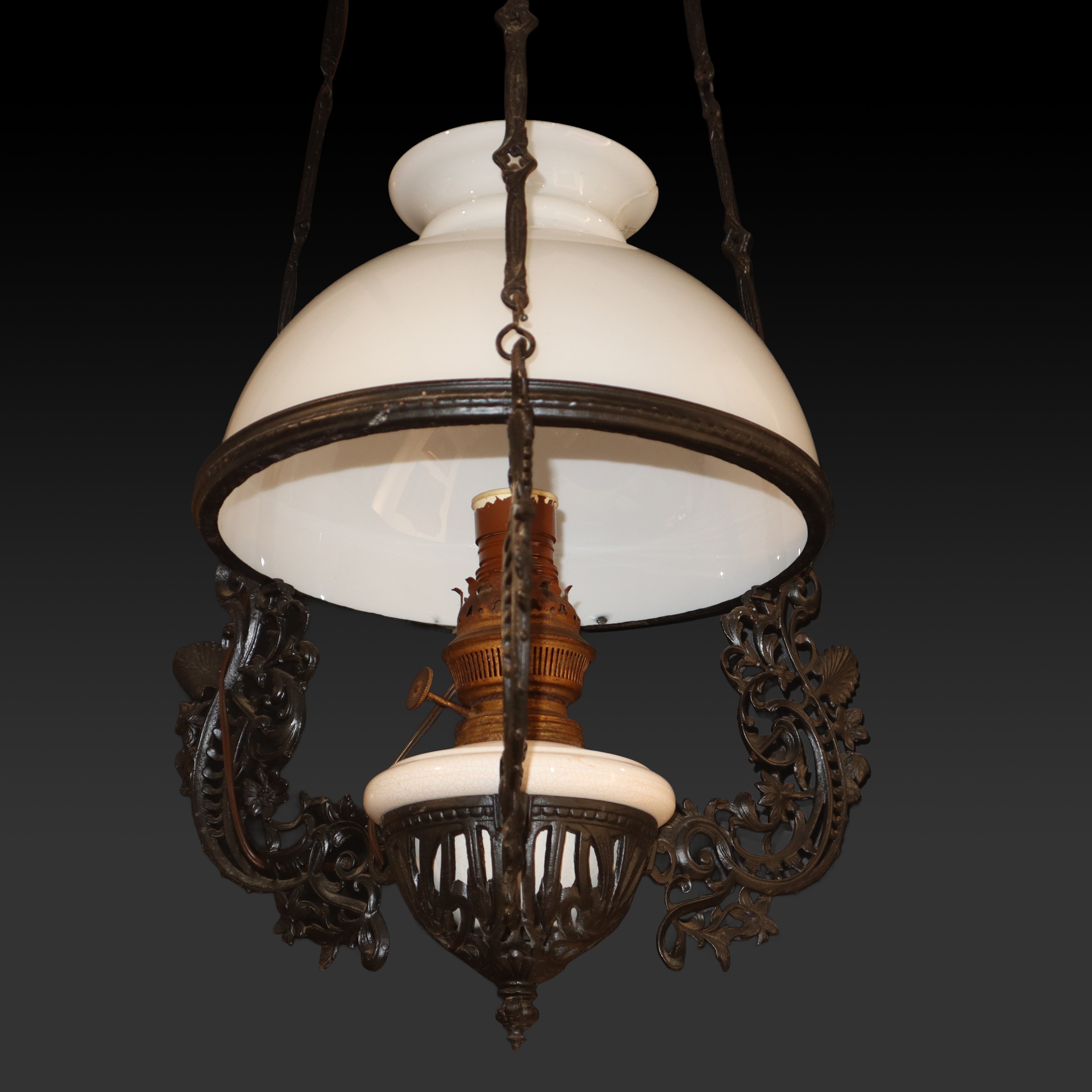 Lampadario sali e scendi in opaline bianca con serbatoio a petrolio
