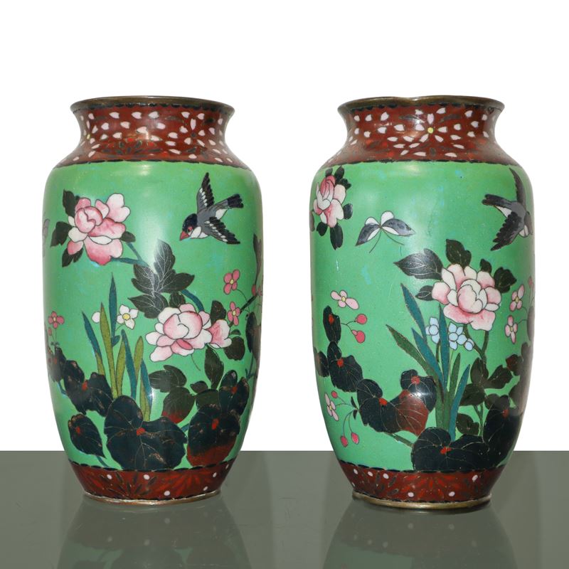 Coppia di vasi cinesi in metallo cloisonnet con decori floreali