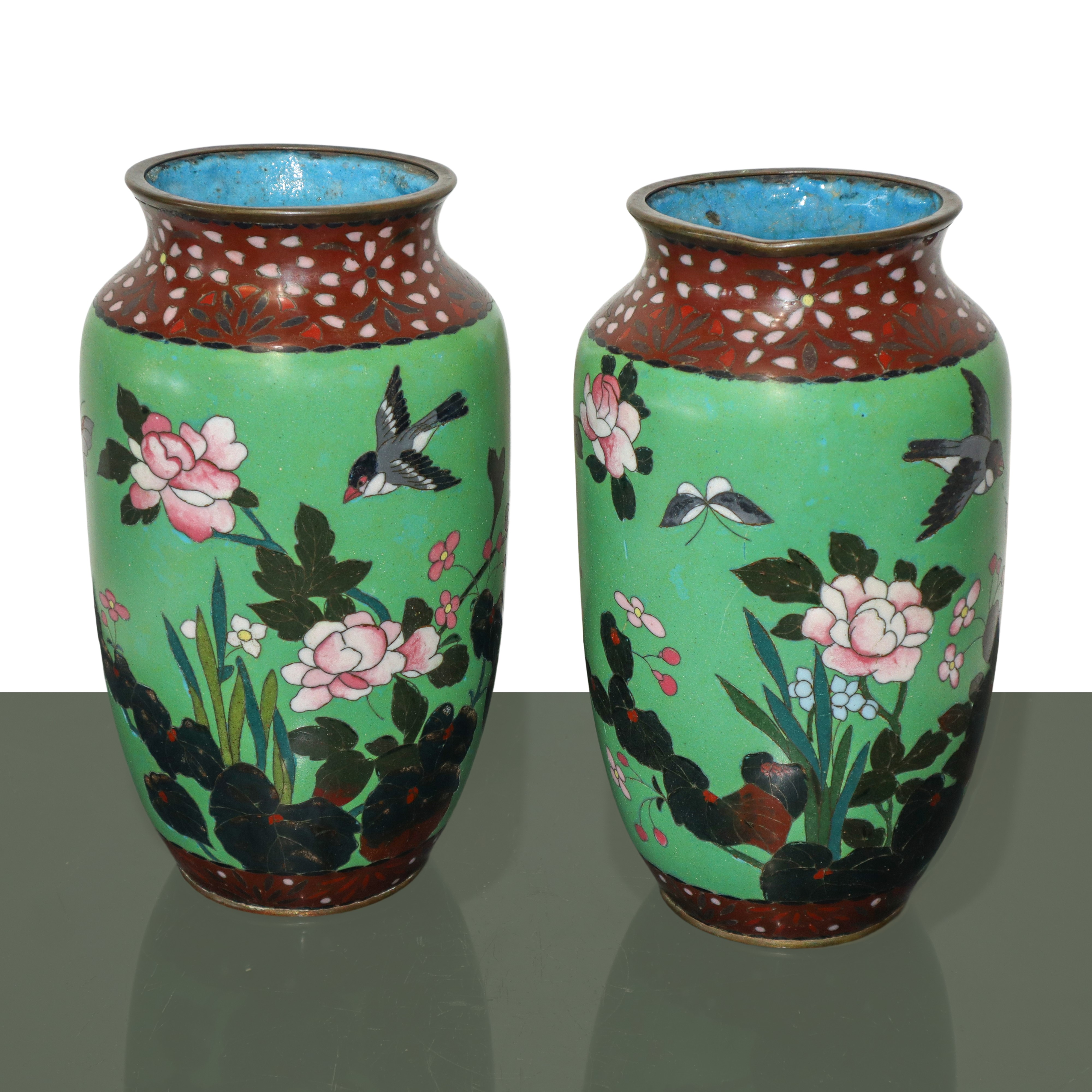 Coppia di vasi cinesi in metallo cloisonnet con decori floreali