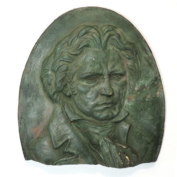 Beethoven, scultura da muro in cotto patinato verde.