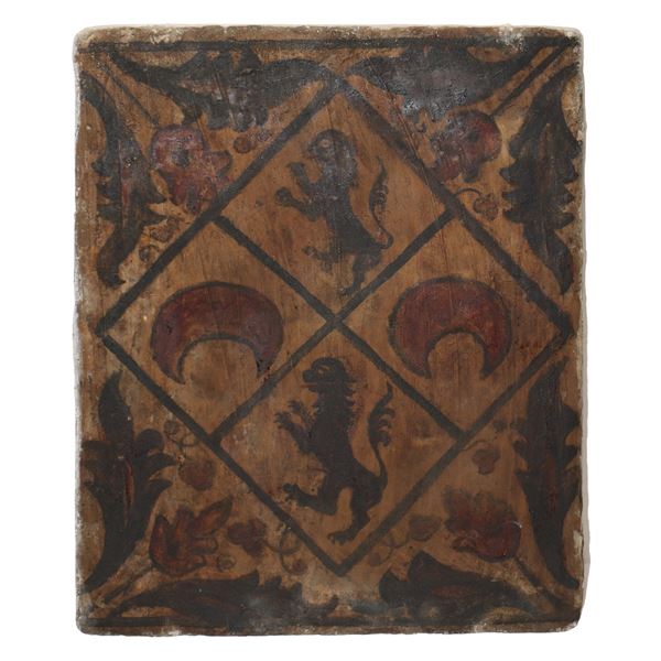 Placca Socarrat Valenziano  in argilla cotta raffigurante leoni araldici, lune e fiori.