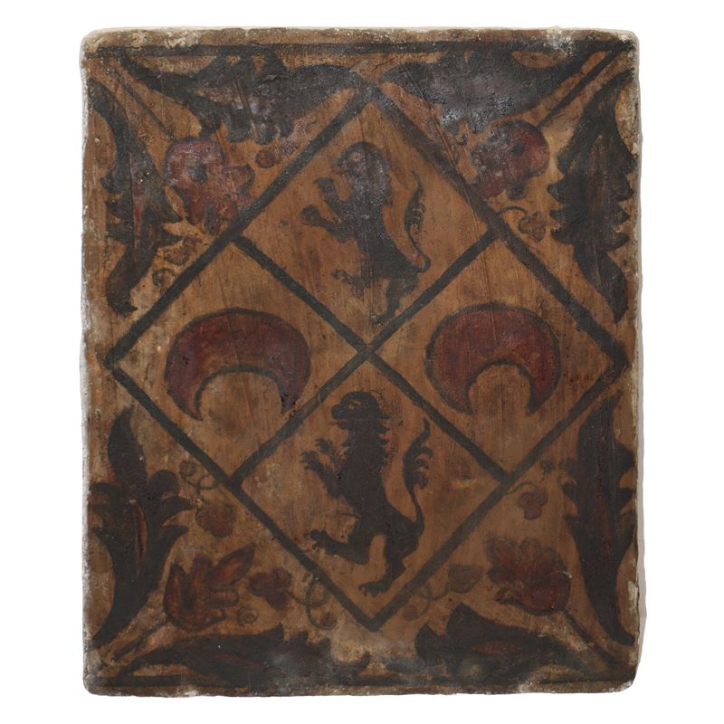 Placca Socarrat Valenziano in argilla cotta raffigurante leoni araldici, lune e fiori.