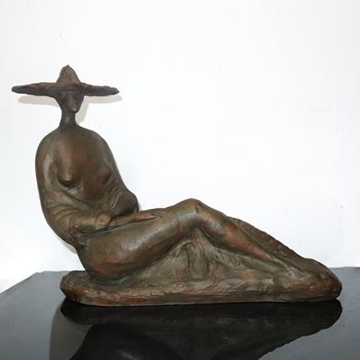 Donna sdraiata con cappello in terracotta