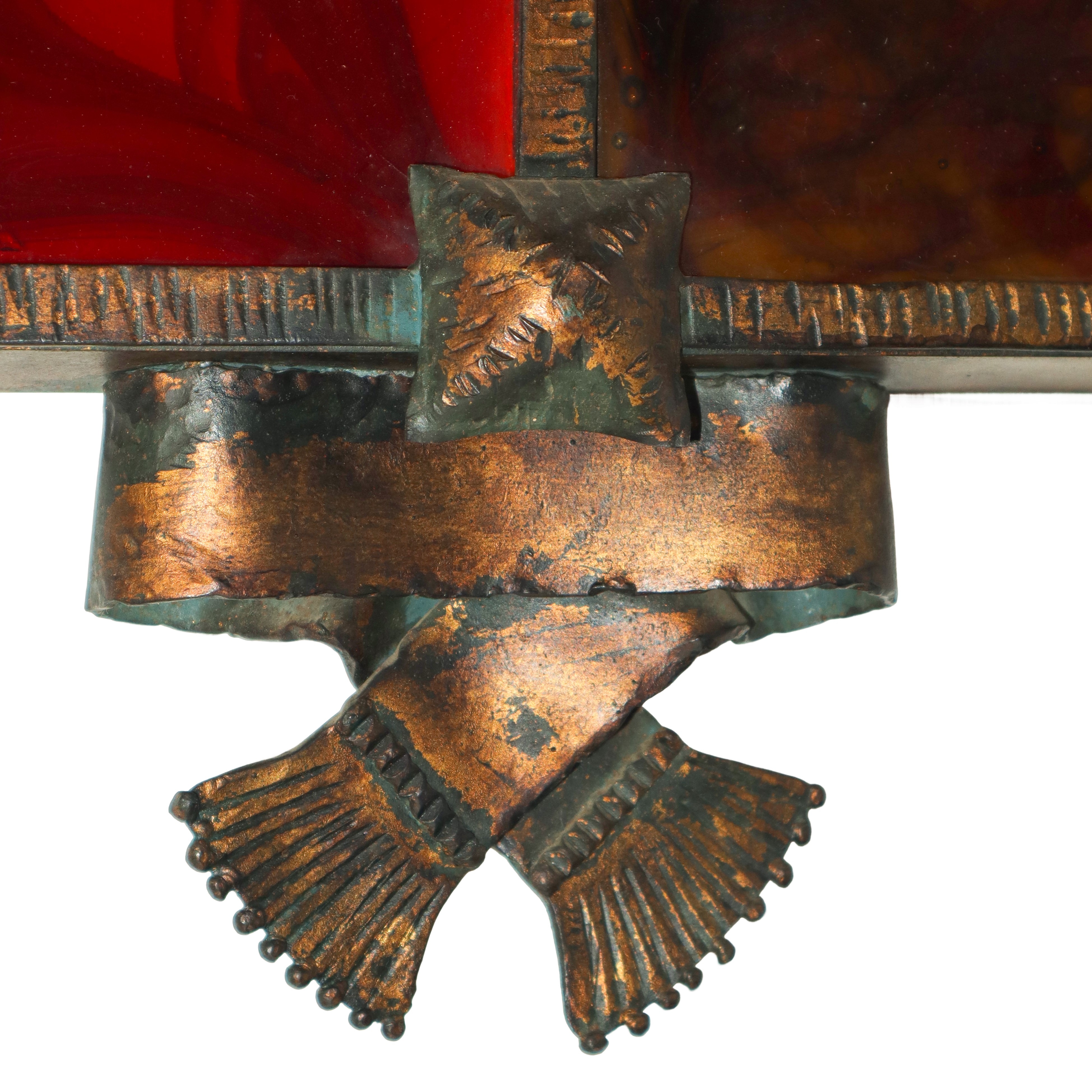 Applique in metallo dorato con vetri colorati