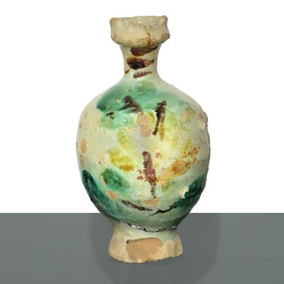 Orciolo in maiolica di Caltagirone, invetriato e dipinto a policromia, h cm 15