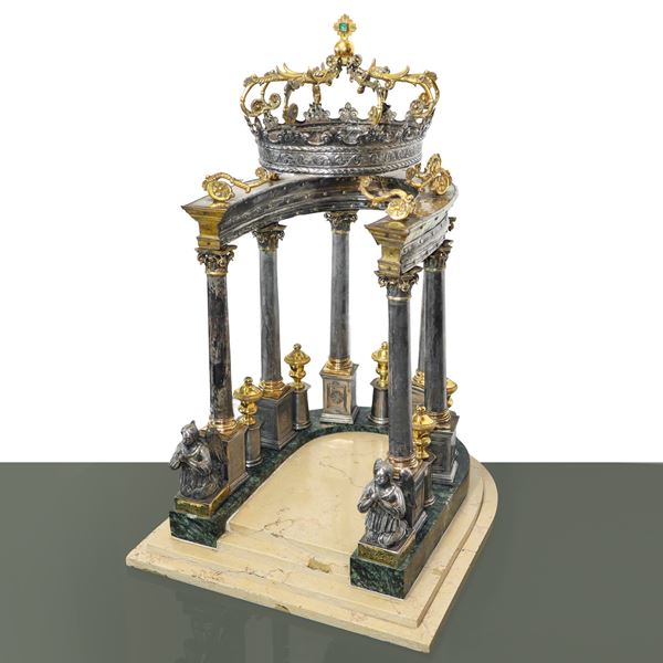 Tronetto per esposizione eucaristica in argento con angeli, colonne e corona, su base in marmo verde