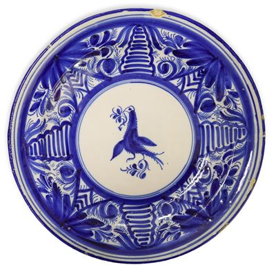 Piatto in ceramica Talavera/Manises, decorazione blu e bianca con motivo di uccello centrale