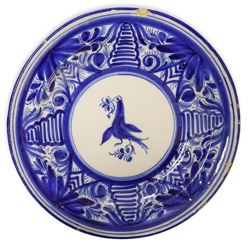 Piatto in ceramica Talavera/Manises, decorazione blu e bianca con motivo di uccello centrale