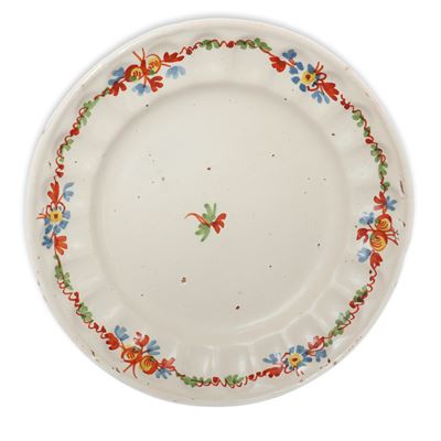 Alcora, Piatto in ceramica bianca con decori floreali