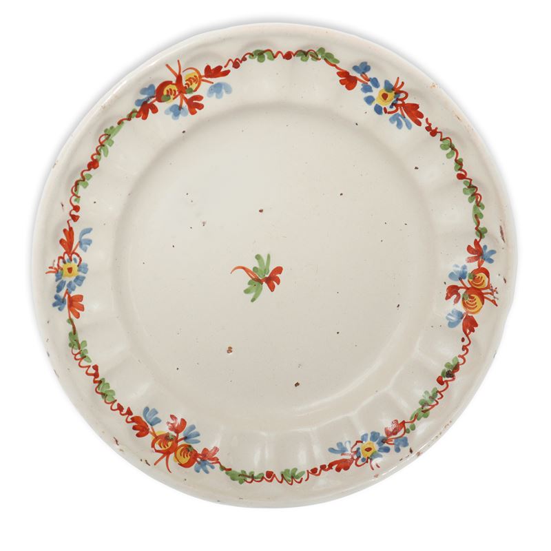 Alcora, Piatto in ceramica bianca con decori floreali