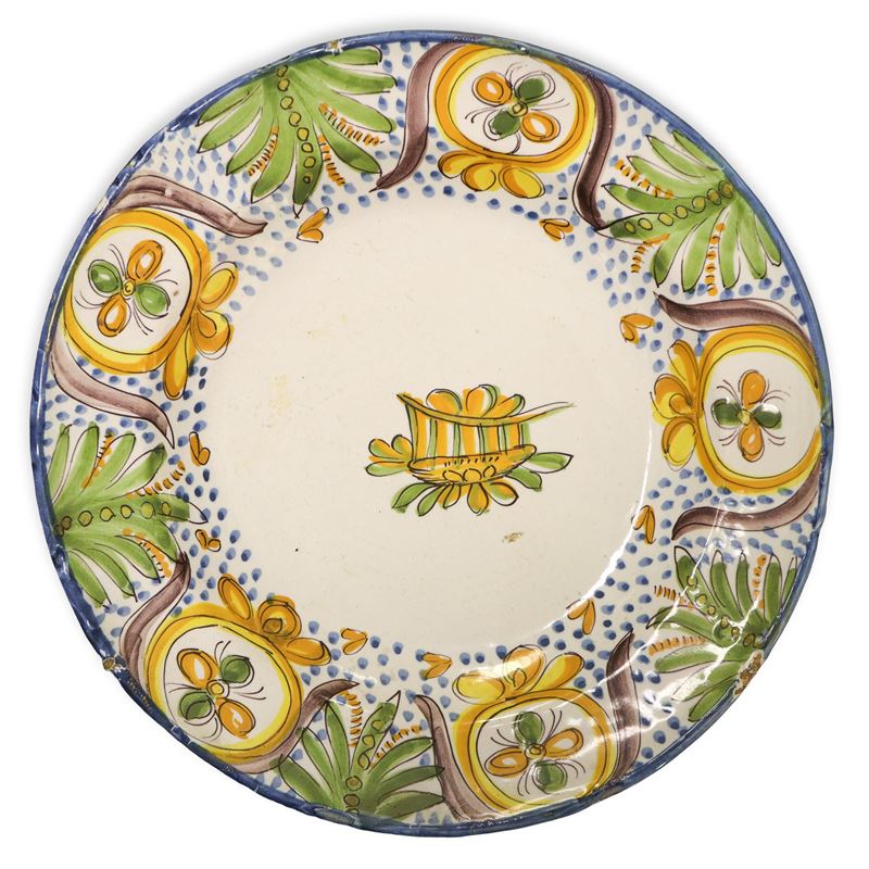 Piatto in ceramica valenciana, decorato a policromo, XIX secolo