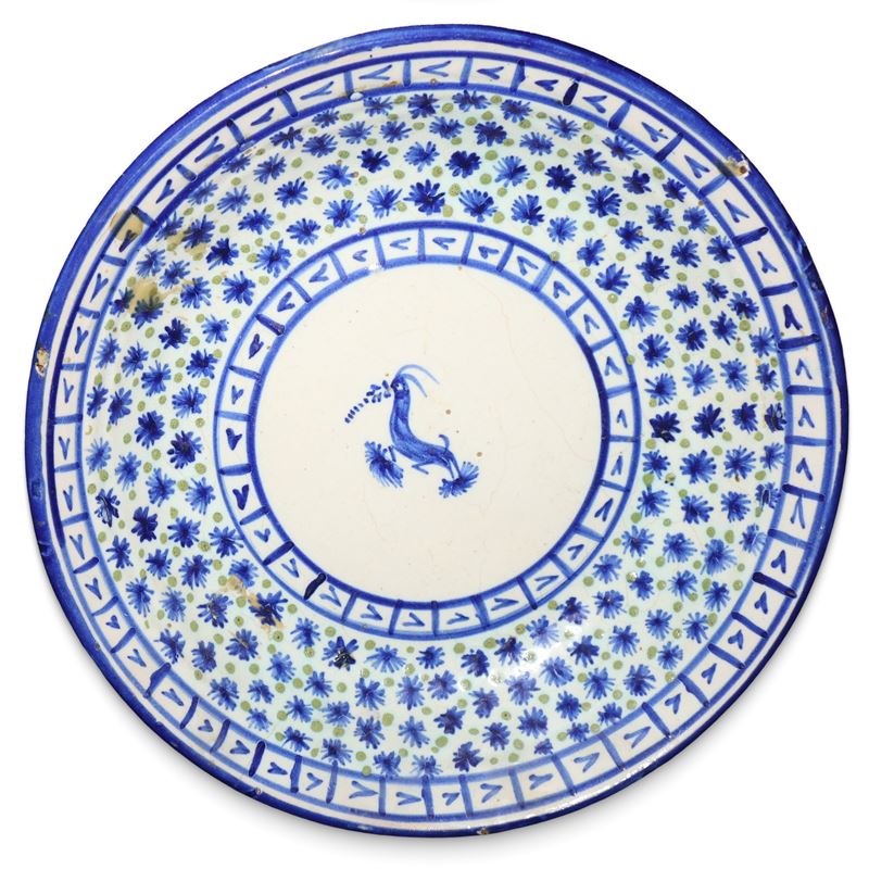 Piatto Talavera/manises Decorato nei Toni del Bianco, Blu e Verde con Uccello al Centro