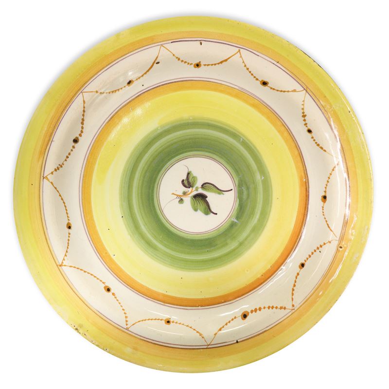 Piatto in ceramica valenciana, XIX secolo, diametro cm 32, tonalità giallo e verde
