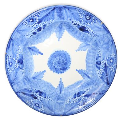 Piatto in Ceramica Valenciana Decorato nei Toni del Bianco e Blu con Fiore Blu al Centro