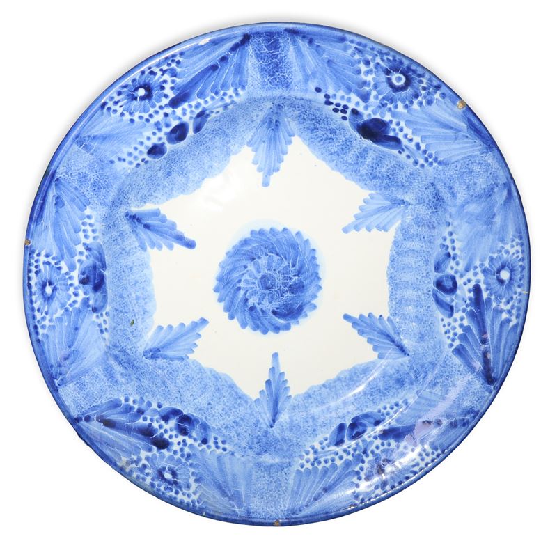 Piatto in Ceramica Valenciana Decorato nei Toni del Bianco e Blu con Fiore Blu al Centro