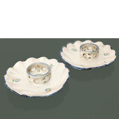 Coppia di Mancerine in Ceramica di Alcora Bianca con Dettagli Floreali e Bordo Azzurro
