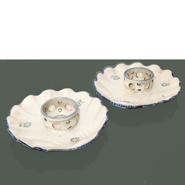 Coppia di mancerine in ceramica di Alcora bianca con dettagli floreali e bordo azzurro