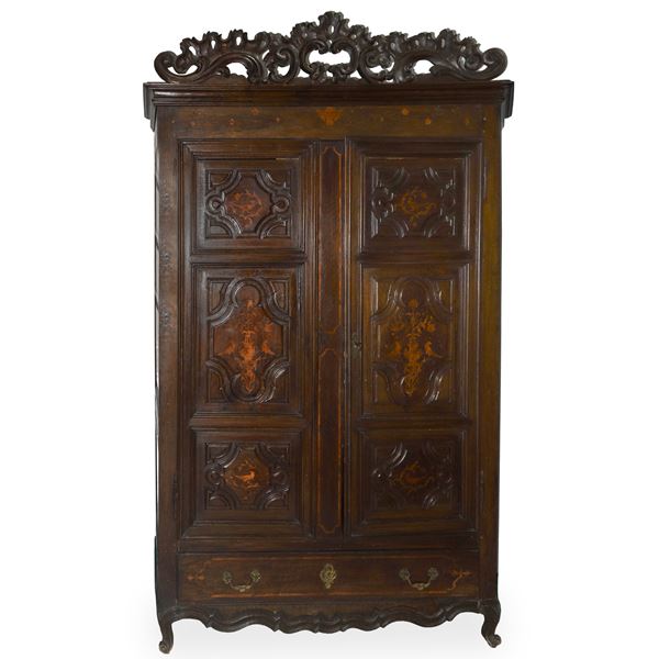 Armadio catalano Luigi XIV con intagli e intarsi agli sportelli e cassetto alla base