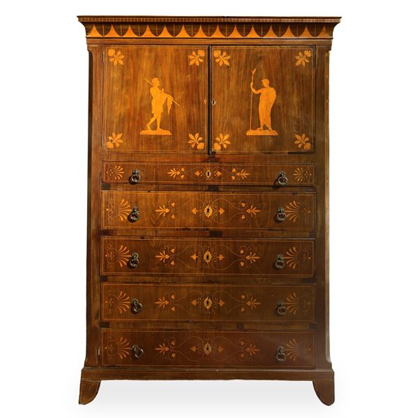 Chiffonier intarsiata con figure classiche sui due sportelli superiori e con motivi floreali sui cassetti