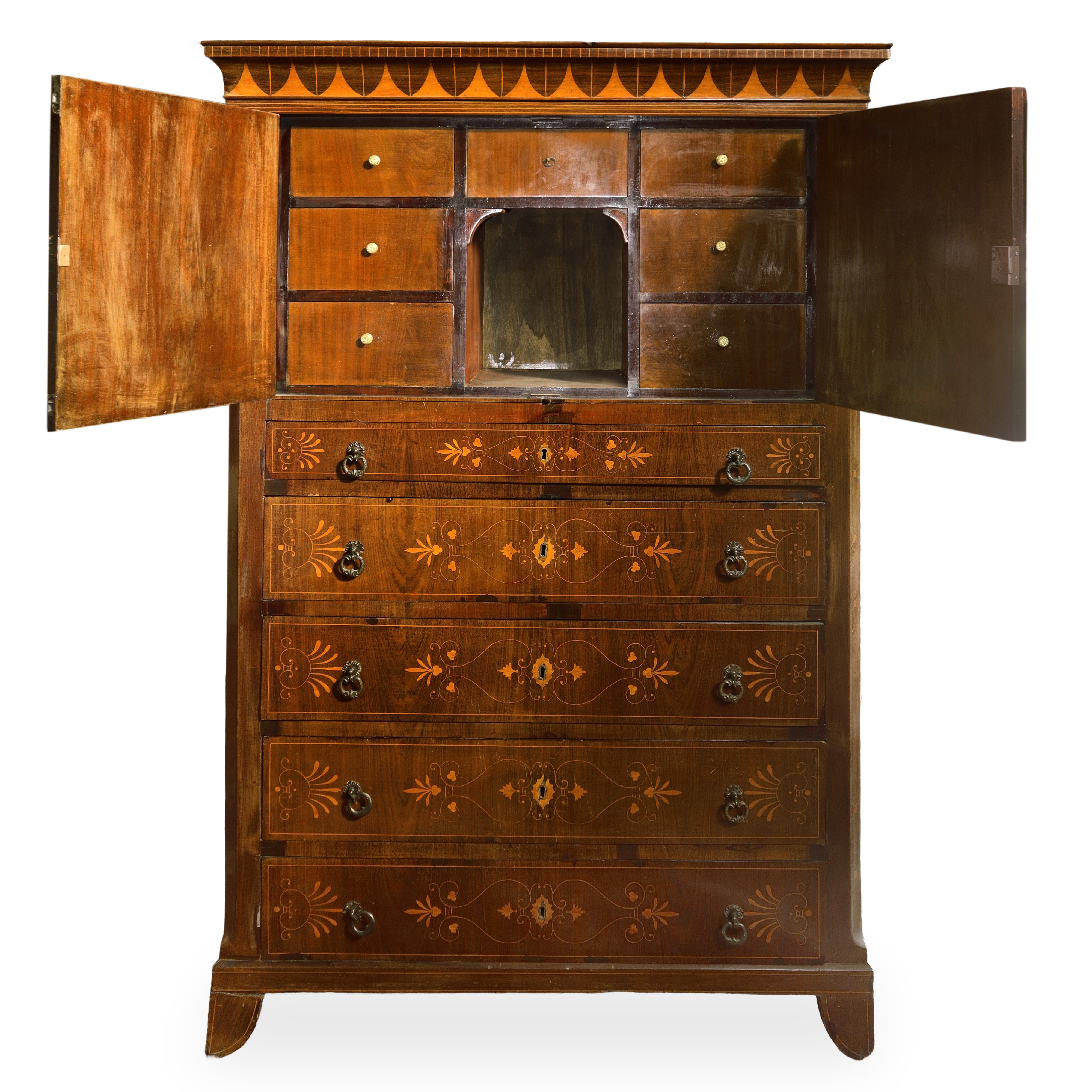 Chiffonier intarsiata con figure classiche sui due sportelli superiori e con motivi floreali sui ...