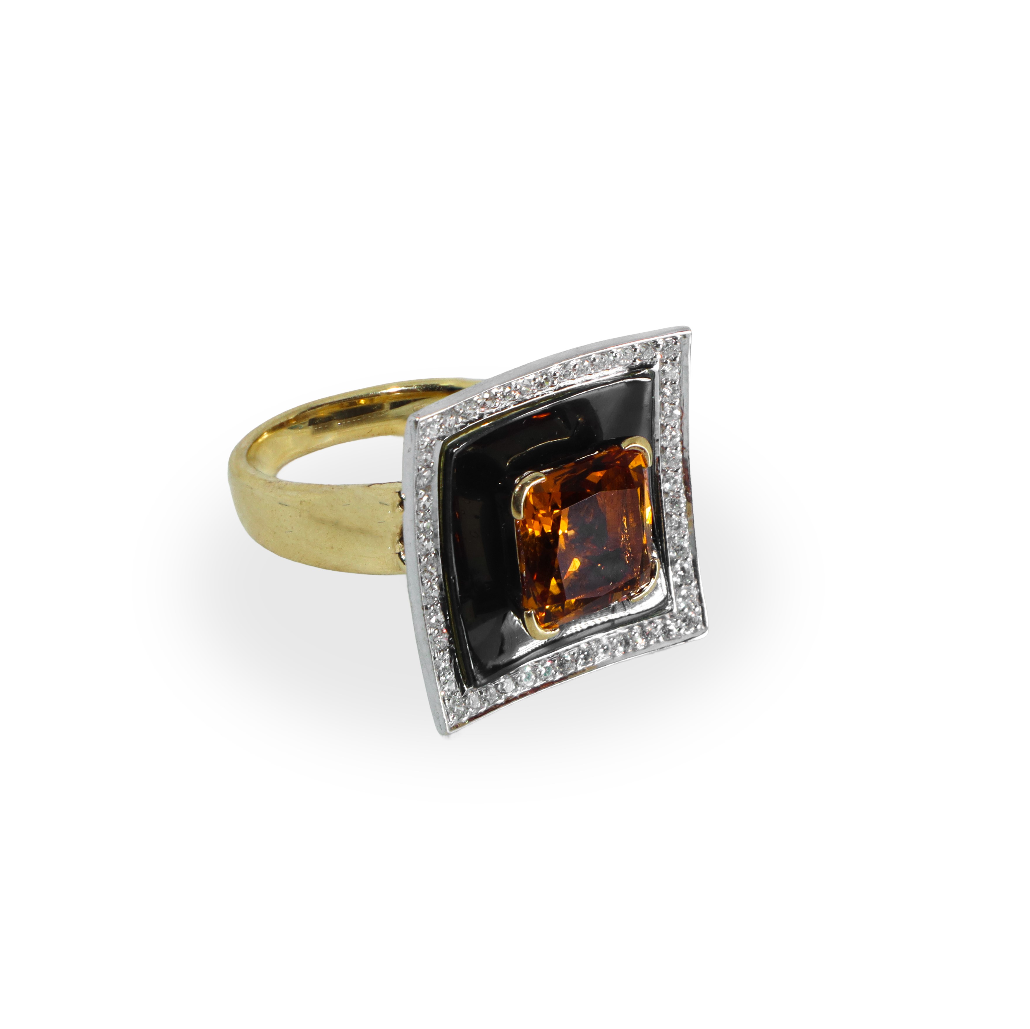 Anello in oro giallo e bianco 18 kt con topazio citrino centrale su onice e ghiera di brillanti