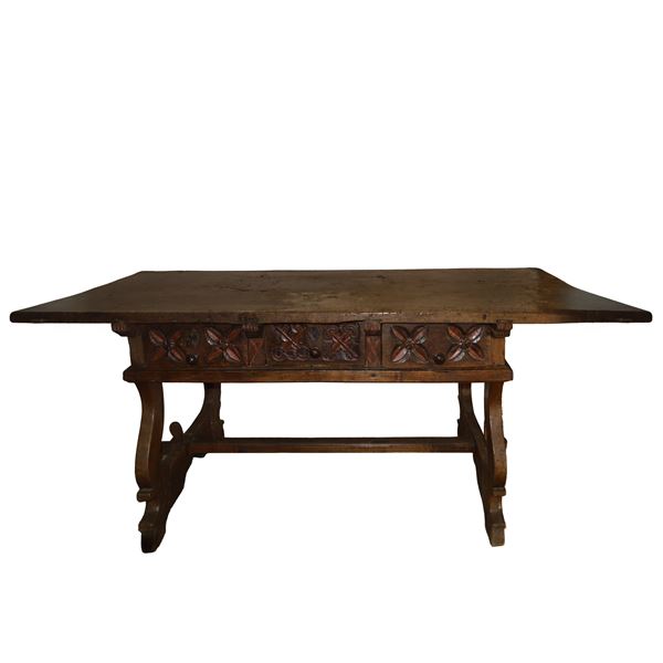 Tavolo con piedi a lira con cassetti e sottopiano intagliato