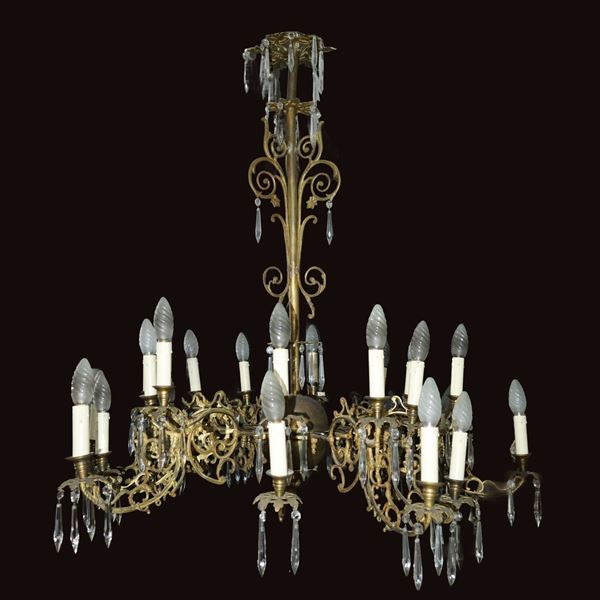 Lampadario con brindoli in metallo dorato