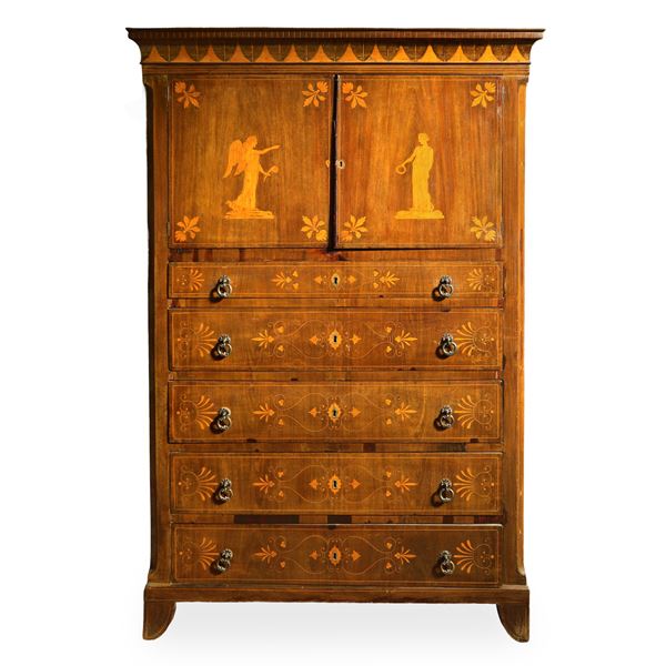 CHIFFONIER INTARSIATA CON FIGURE CLASSICHE SUI DUE SPORTELLI SUPERIORI E CON MOTIVI FLOREALI SUI CASSETT