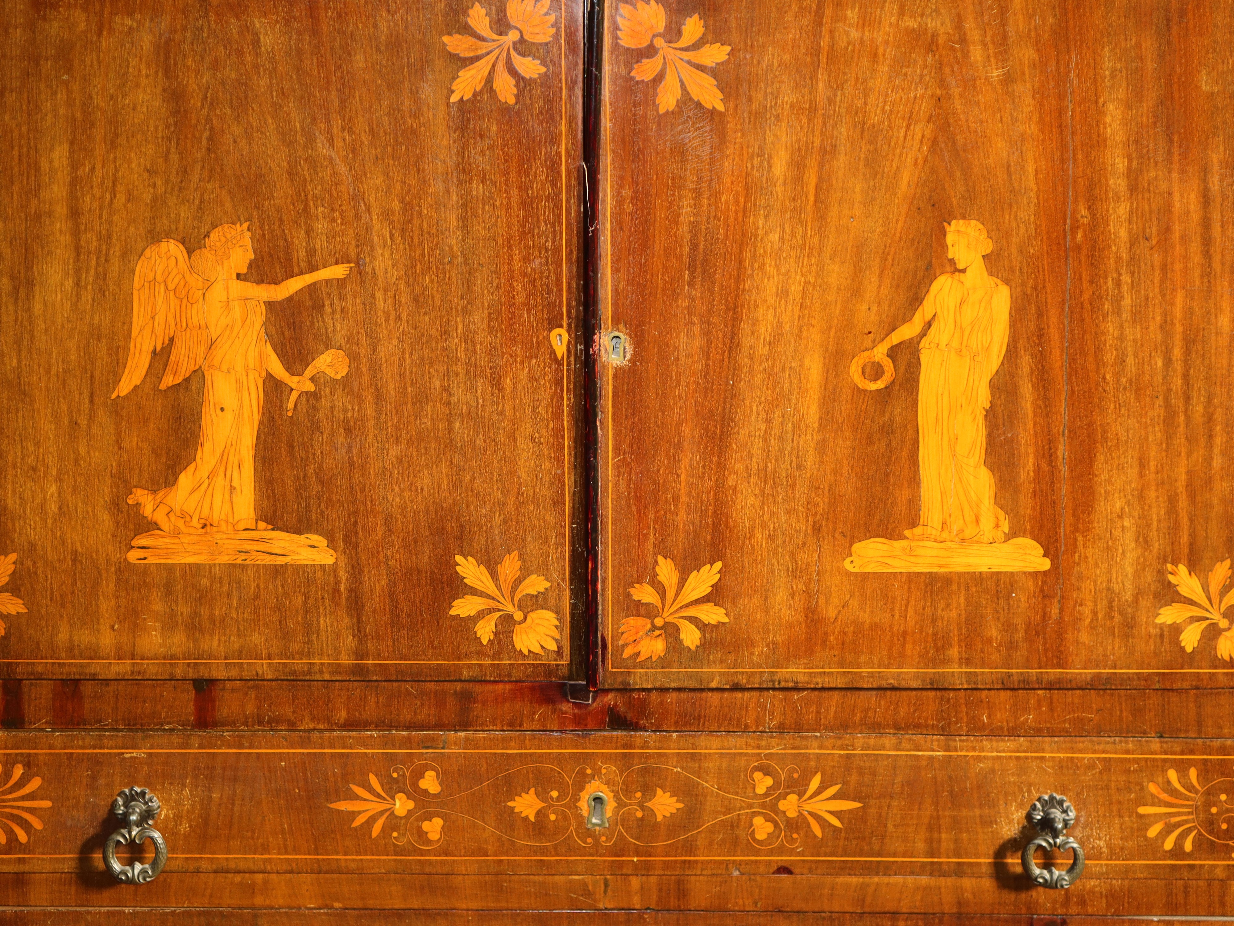 CHIFFONIER INTARSIATA CON FIGURE CLASSICHE SUI DUE SPORTELLI SUPERIORI E CON MOTIVI FLOREALI SUI ...