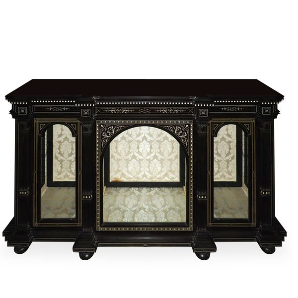 Mobile ebanizzato nero con intarsi in osso e piedi a cipolla