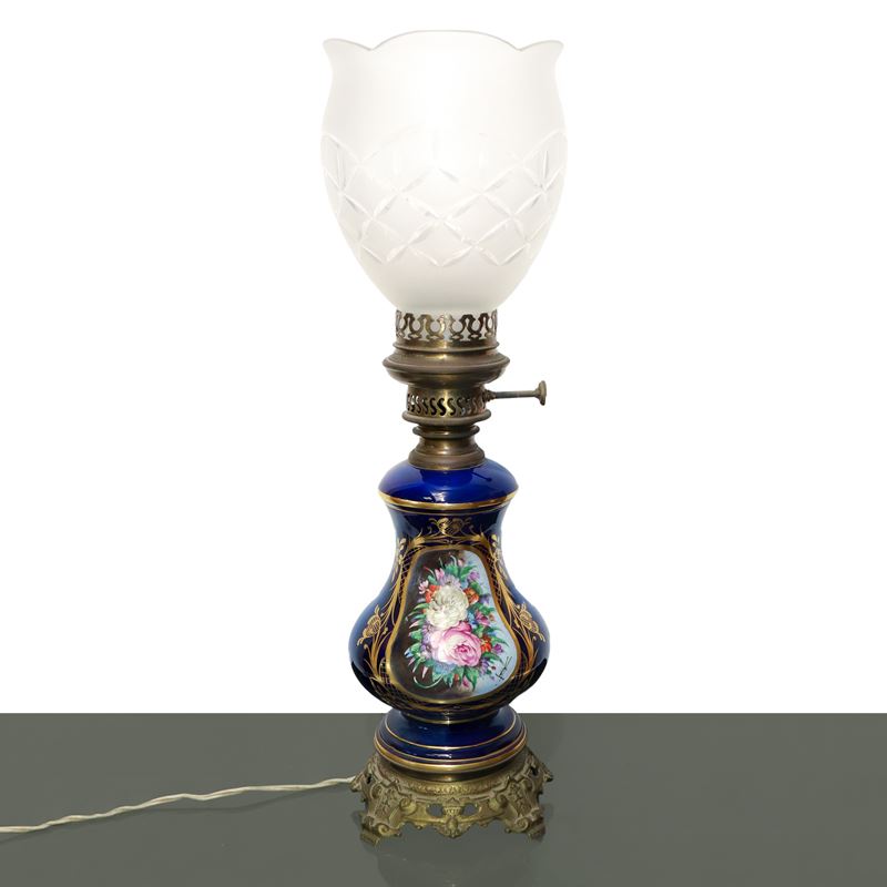 Lume in porcellana blu con fiori policromi dipinti sul fronte entro ovale dorato con diffusore in...