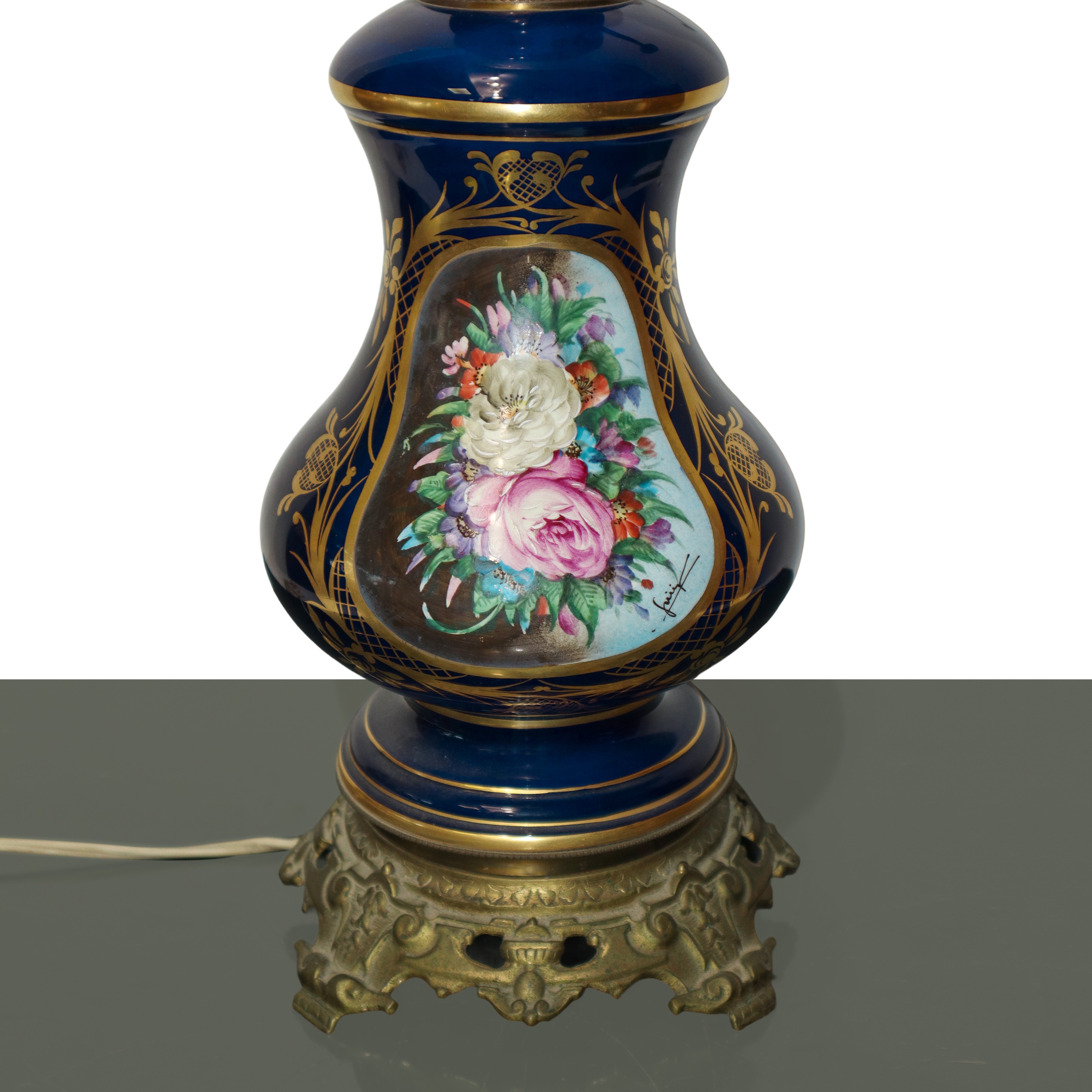 Lume in porcellana blu con fiori policromi dipinti sul fronte entro ovale dorato con diffusore in...