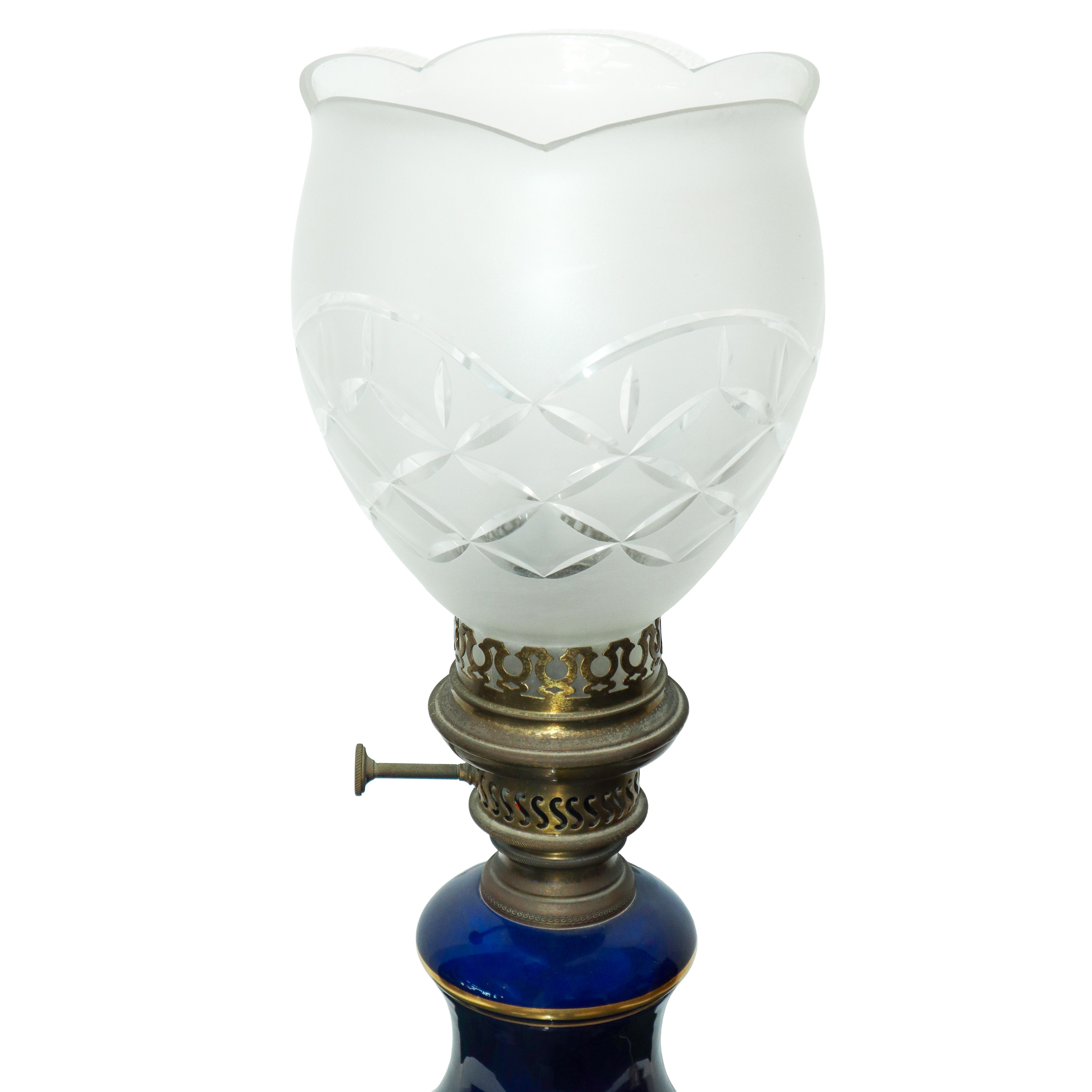 Lume in porcellana blu con fiori policromi dipinti sul fronte entro ovale dorato con diffusore in...