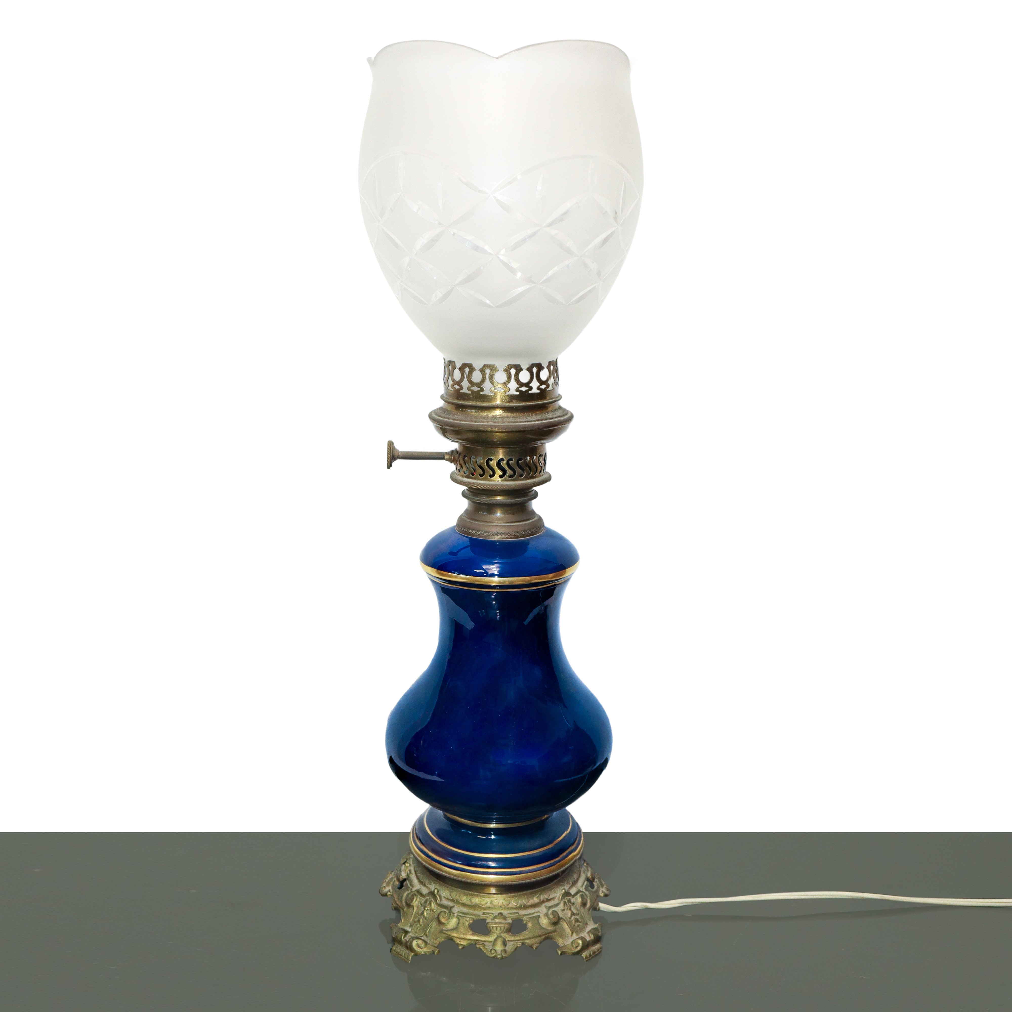 Lume in porcellana blu con fiori policromi dipinti sul fronte entro ovale dorato con diffusore in...