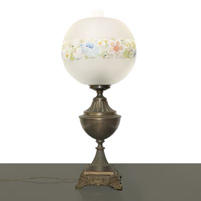 Lume a Petrolio in Metallo Brunito con Diffusore a Palla con Decoro Floreale Dipinto Lungo il Cor...